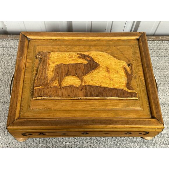 Beautiful Hand Carved Folk Art Box W Signed Painting On Inside- Kudu, Elk ? - Picture 2 of 13